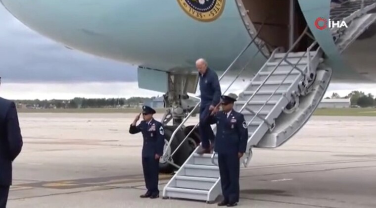 ABD Başkanı Joe Biden uçaktan inerken düşme tehlikesi atlattı