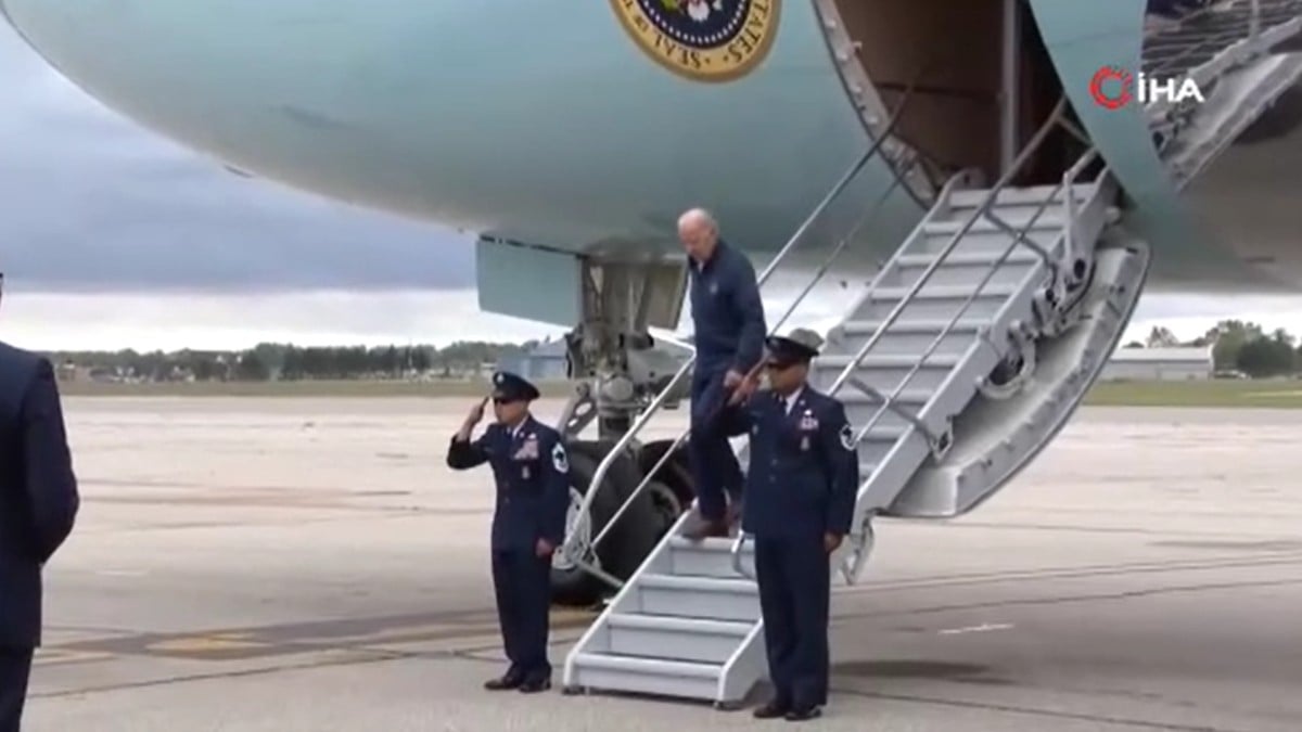 ABD Başkanı Joe Biden uçaktan inerken düşme tehlikesi atlattı