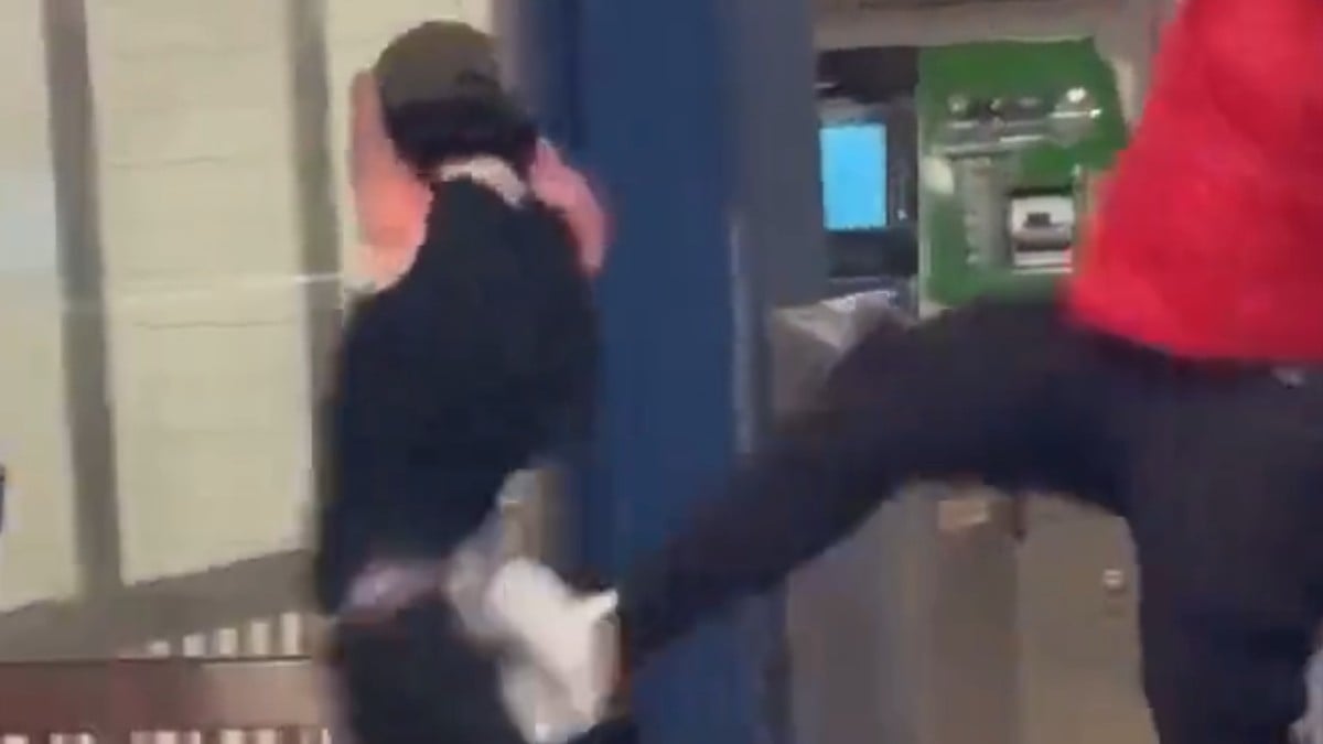 ABD’de engelliye tekmeli saldırı anı kamerada