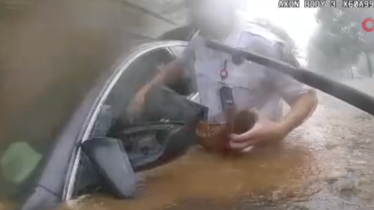ABD’de sel felaketi! Suya gömülen sürücüye camı kırarak müdahale ettiler