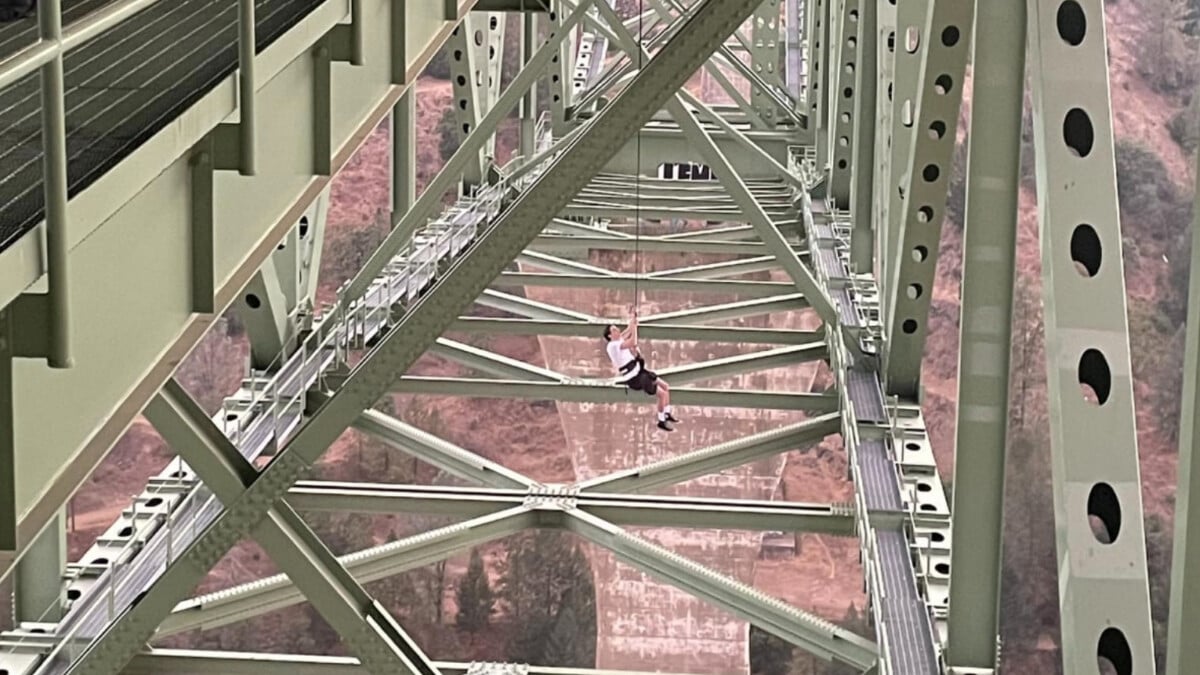 ABD’de video çekmek için çıktığı köprünün altında asılı kaldı