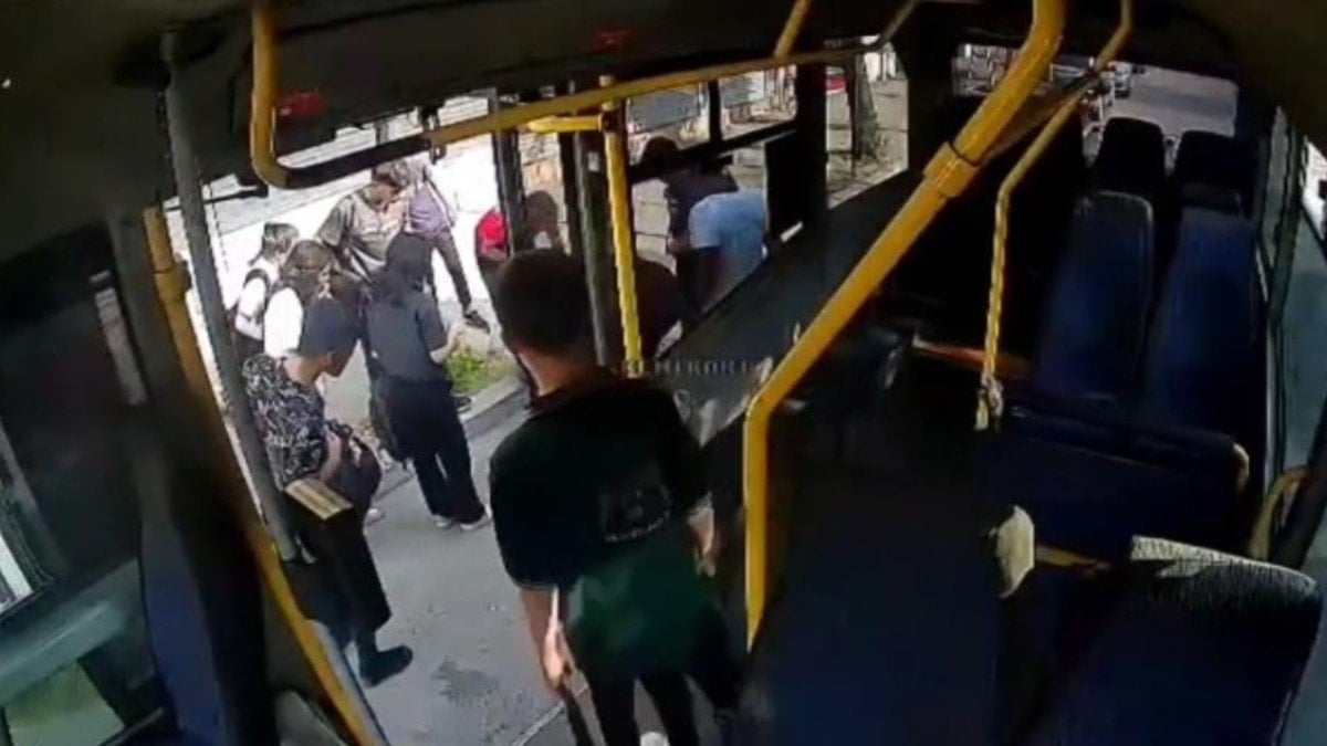 Adana’da açık olan dolmuş kapısından aşağı düştü