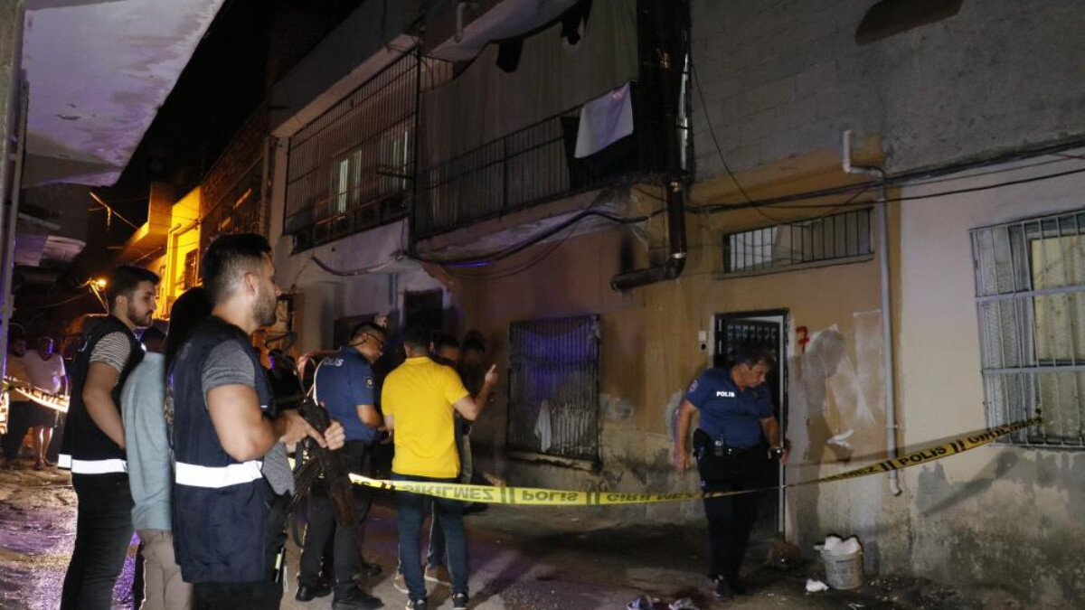 Adana’da evinin zili çalınca balkona çıkan şahıs başından vuruldu