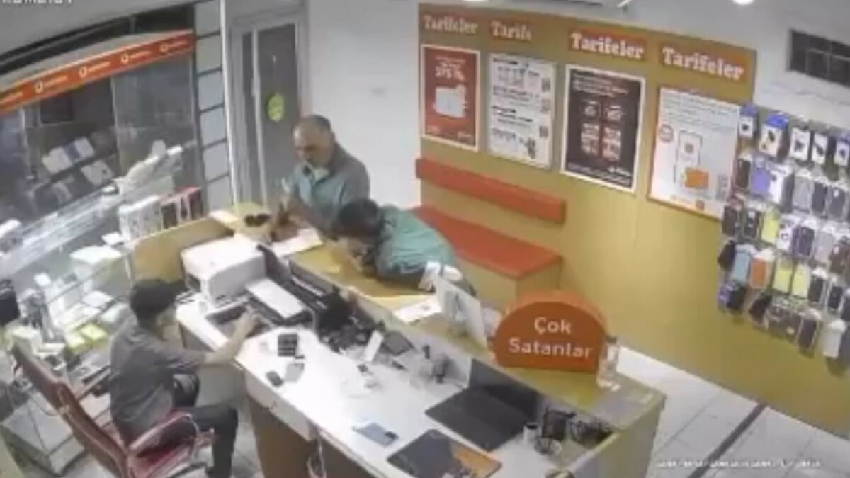 Adana’da husumetlisini görünce dükkana sığındı! Kurşun yağdı..