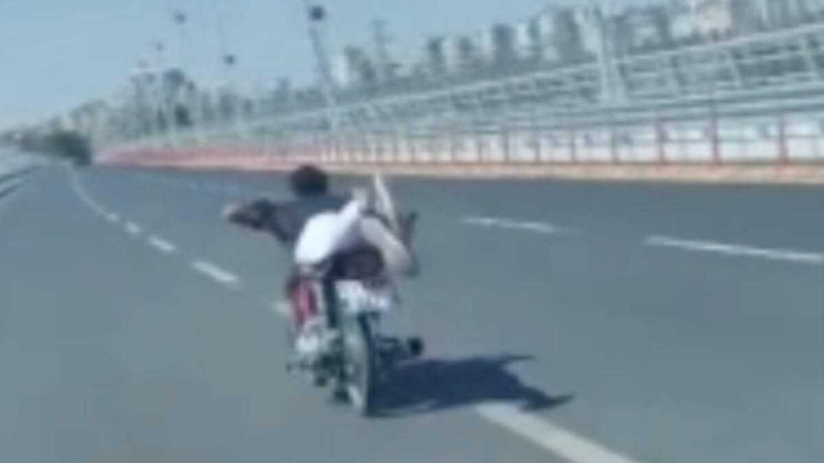 Adana’da köprüde motosikletle tehlikeli hareket! Trafikten men edildi