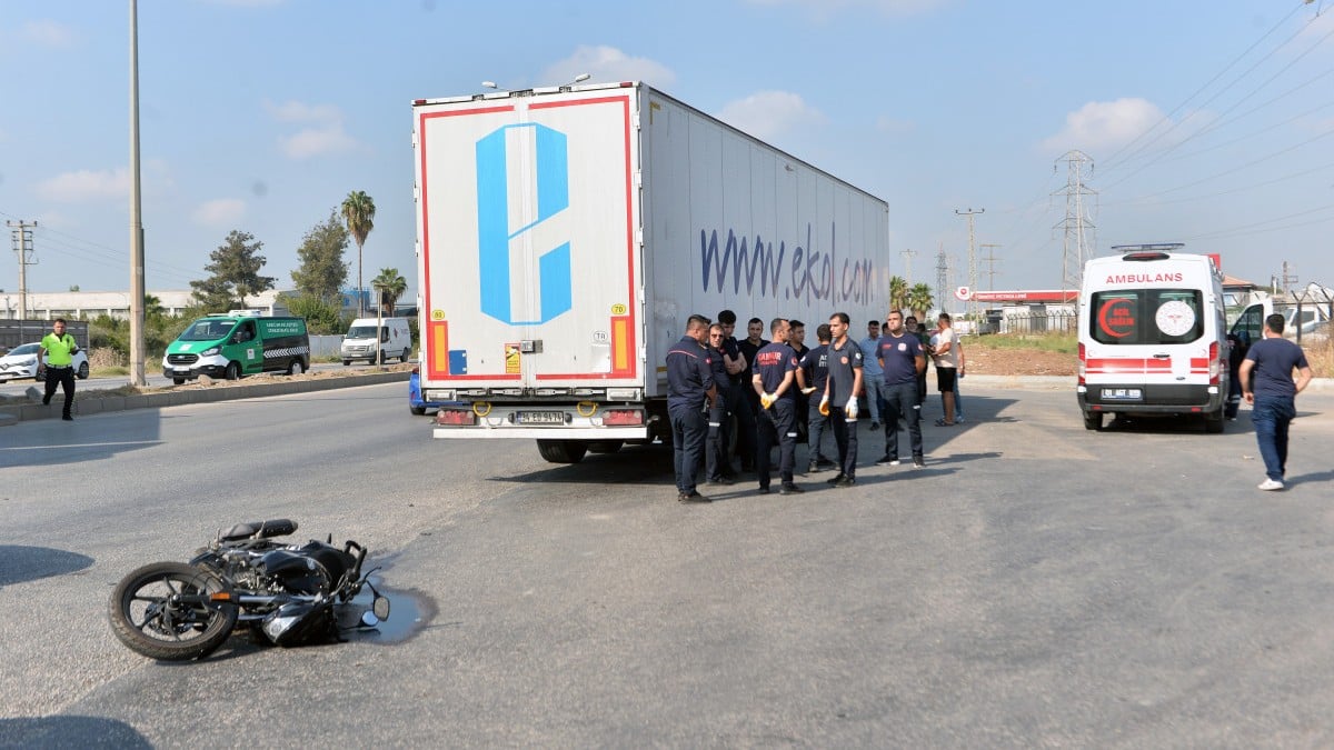 Adana’da tırın altında kalan motosikletli hayatını kaybetti