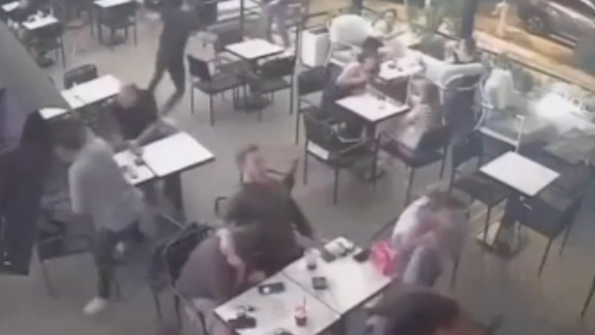 Adana’daki kafede oturan genç sırtından vuruldu