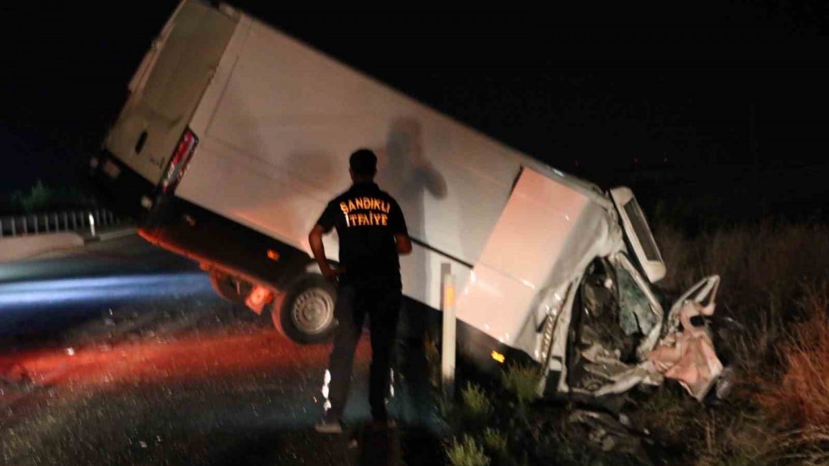 Afyonkarahisar’da kontrolden çıkan kamyon, otomobile vurdu