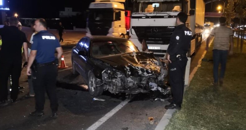 Aksaray’da alkollü sürücünün ters şeride girip tıra çarptığı kazada 2 kişi yaralandı