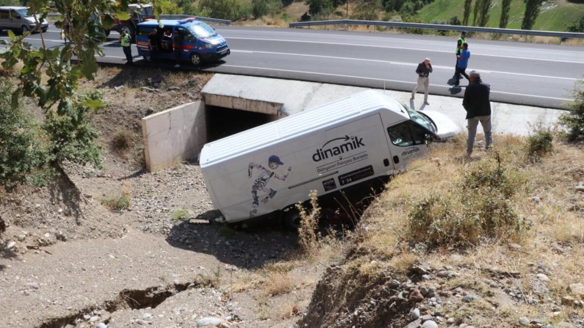 Amasya’da kontrolden çıkan minibüs menfeze uçtu
