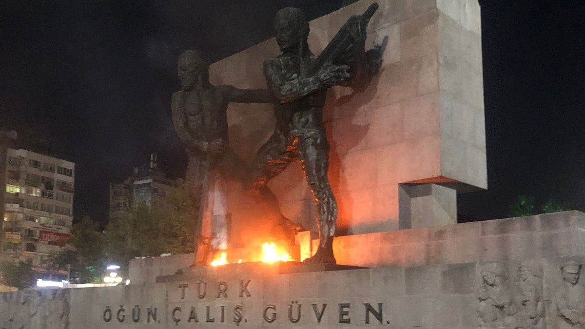 Ankara’da akıl sağlığı yerinde olmayan kişi anıtı yaktı