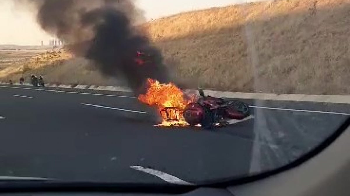 Ankara’da seyir halindeki motosikletin lastiği patladı! Alev alev yandı