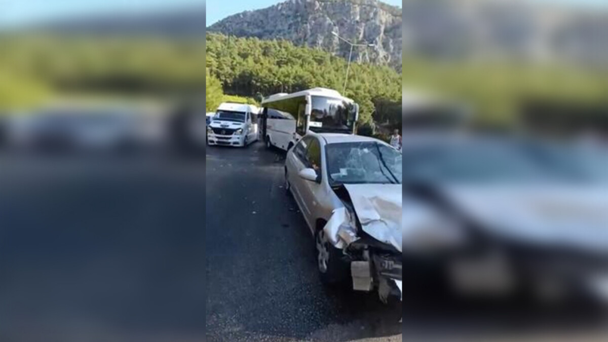 Antalya’da 12 araç zincirleme kazaya karıştı