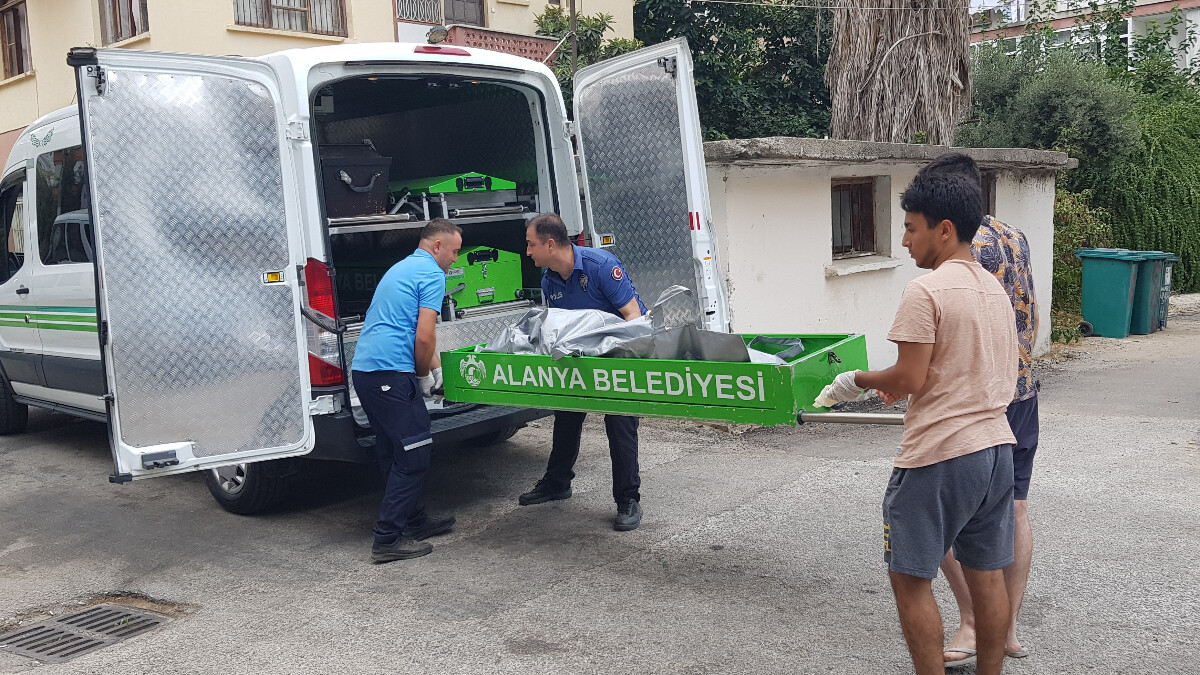 Antalya’da binanın bahçesinde ceset bulundu