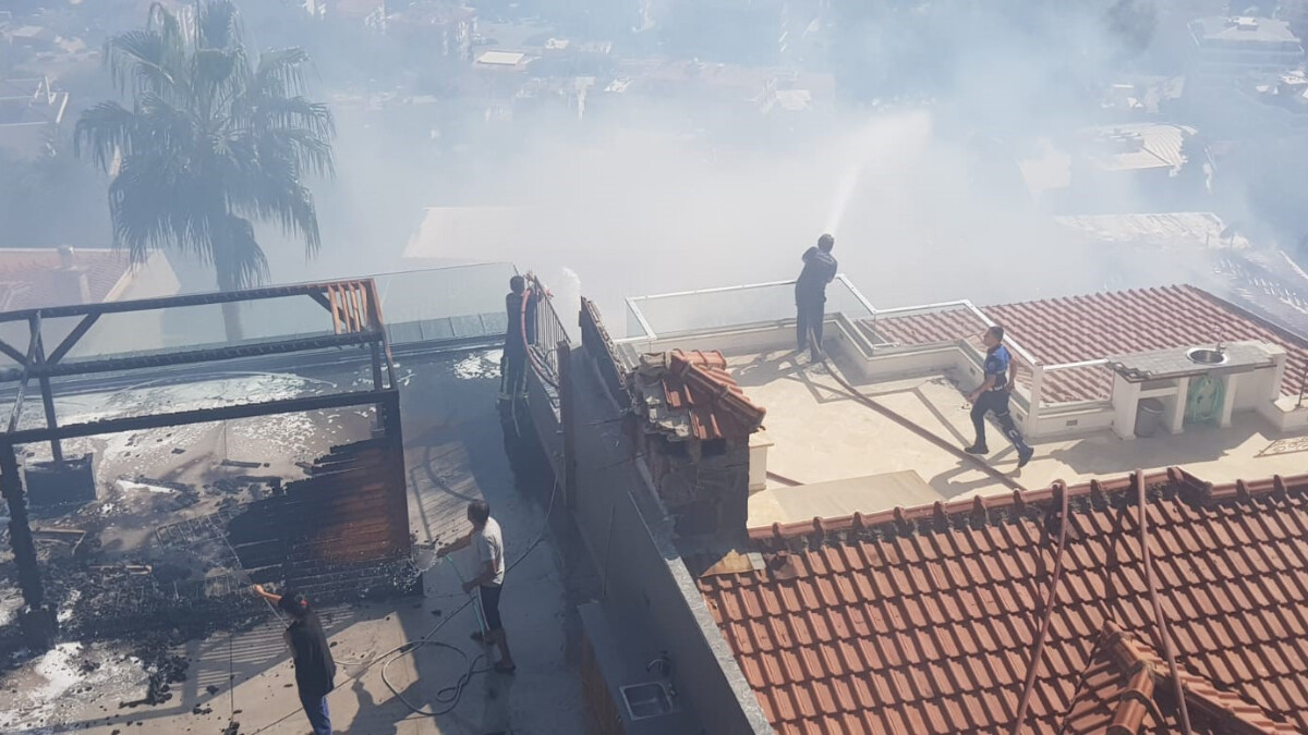 Antalya’da çıkan yangın lüks villalara sıçradı: Maddi hasar oluştu