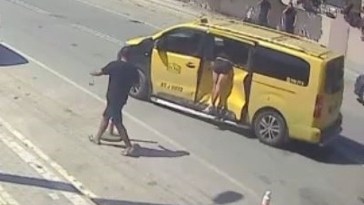 Antalya’da hatalı dönüş yapan taksi motosiklete çarptı: Sürücü camda asılı kaldı