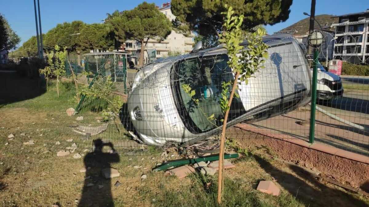 Antalya’da kaza yaptı, aracını bırakıp kaçtı