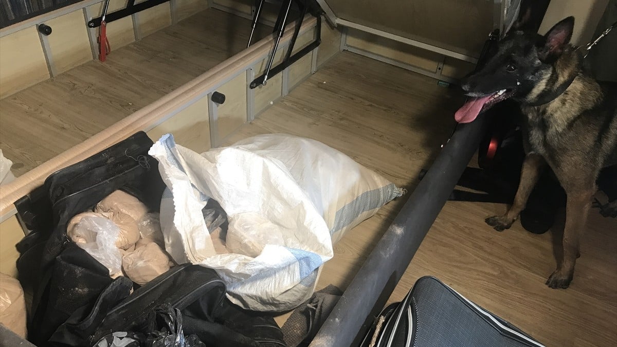 Antalya’da kiraladıkları rezidans dairesinde uyuşturucu üreten şüpheliler gözaltına alındı