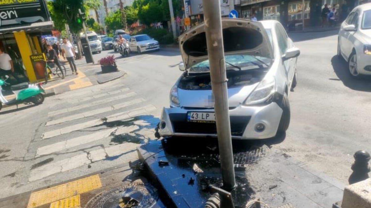 Antalya’da kırmızı ışık ihlali kazayı da beraberinde getirdi