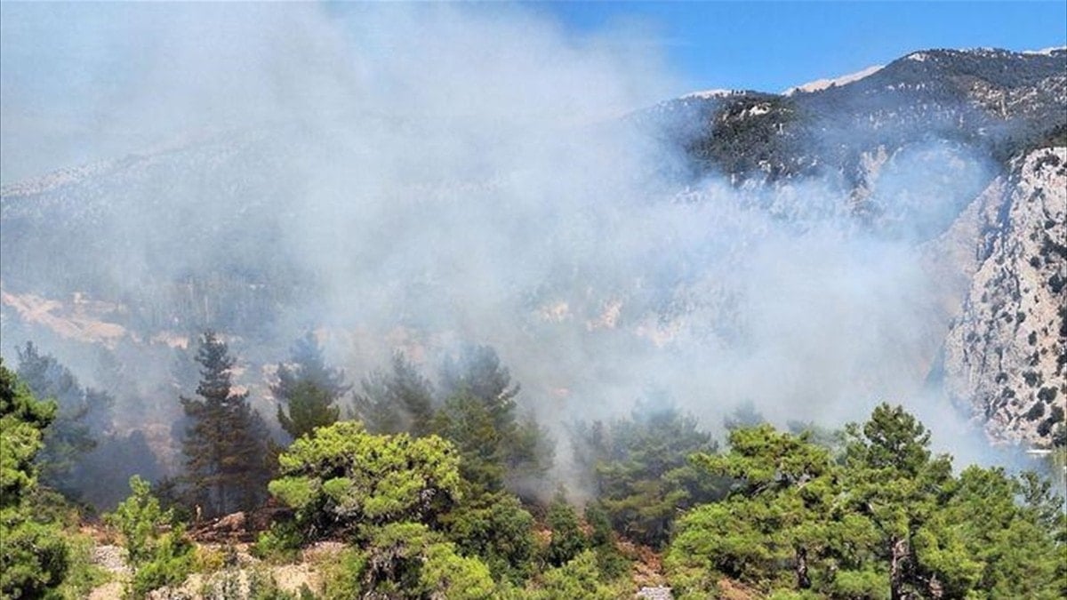 Antalya’da korkutan yangın! Ekipler mücadele veriyor