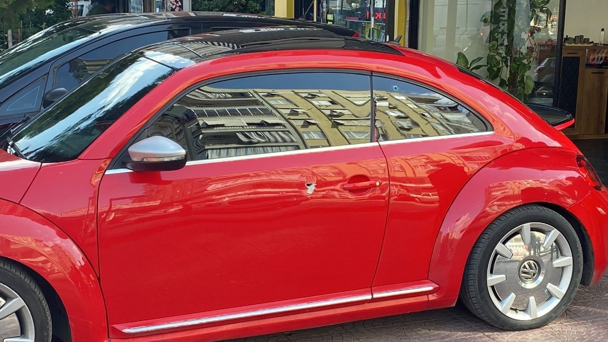 Antalya’da şehir magandaları otomobil içinden silah sıktı! 2 otomobil hasar aldı