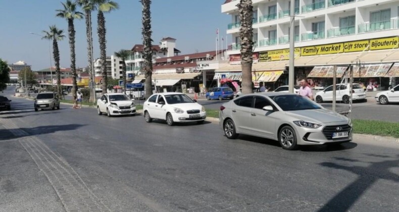 Antalya’da sürücü yaya geçidinde durdu! Zincirleme kaza yaşandı