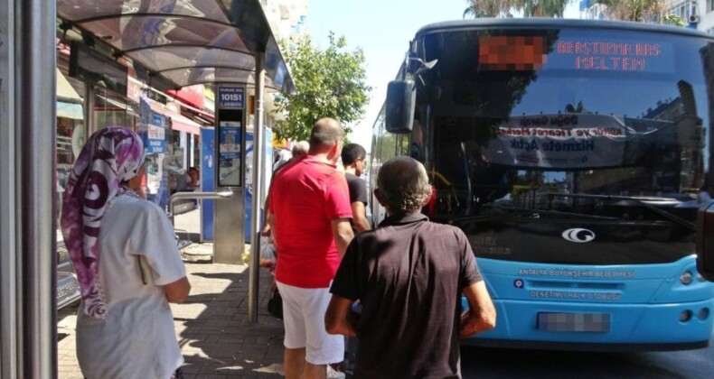 Antalya’da toplu taşımayı ücretsiz kullanan yaşlılar mutlu