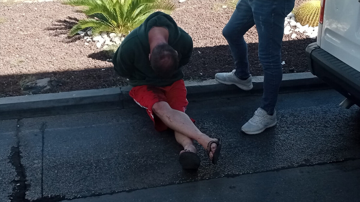 Antalya’da yol verme kavgası! 2 kişiyi bıçakla yaraladı