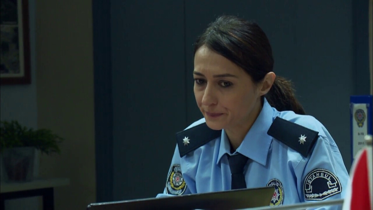 Arka Sokaklar’ın Aylin’ini üniformasız gören mest oldu! “Yaktın bizi komiserim”