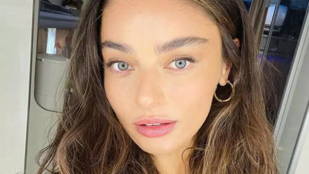 Ayça Ayşin Turan suya uzandı, cesur pozuna iltifat yağdı “Kendall yanında halt etmiş”