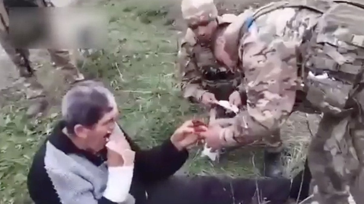 Azerbaycan askerleri yaralı Ermeni’ye ilk yardımda bulundu