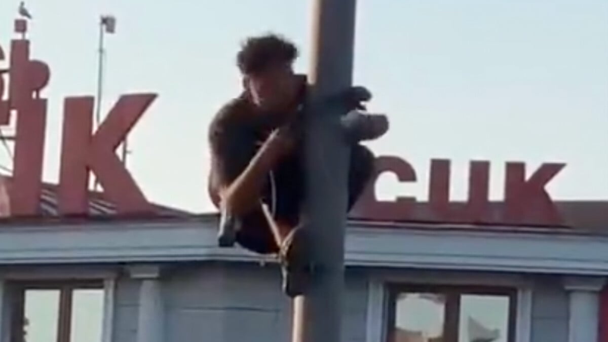 Bahçelievler’de E-5’te aydınlatma direğine çıkan şahıs trafiği kilitledi