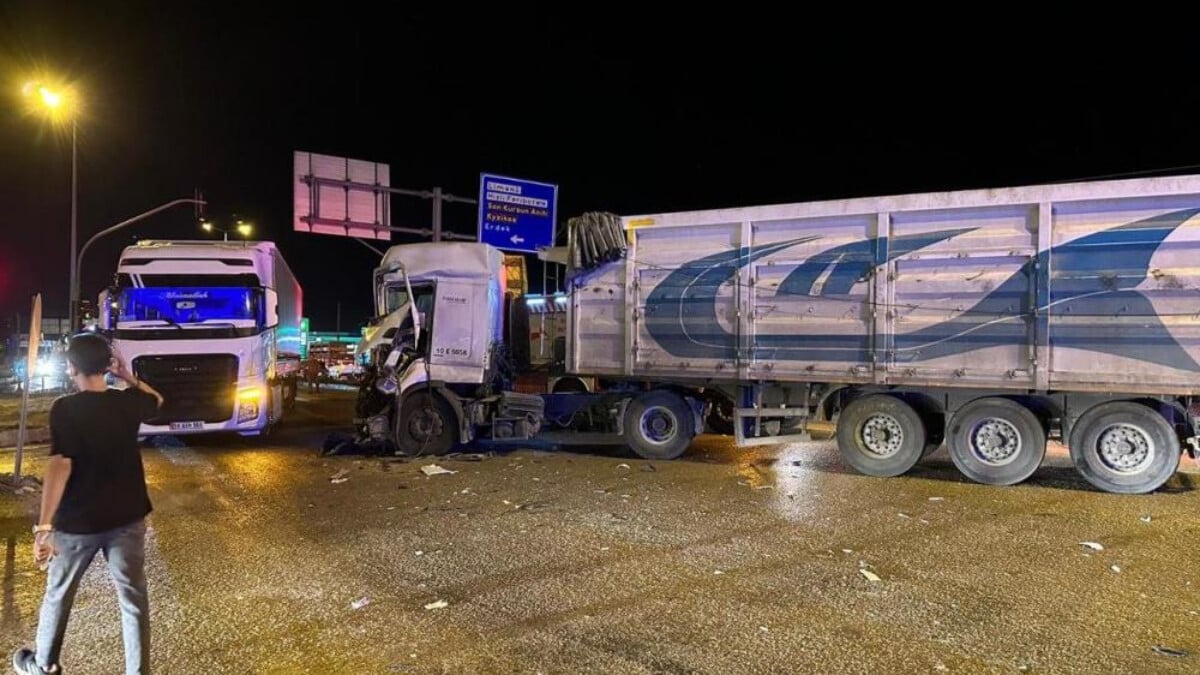 Balıkesir’de ışık ihlali nedeniyle 2 tır çarpıştı