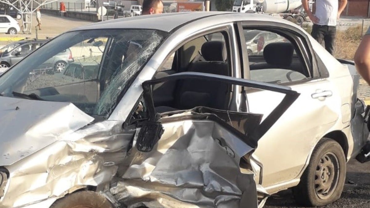 Balıkesir’de otomobil ile kamyonetin çarptığı kazada 4 kişi yaralandı