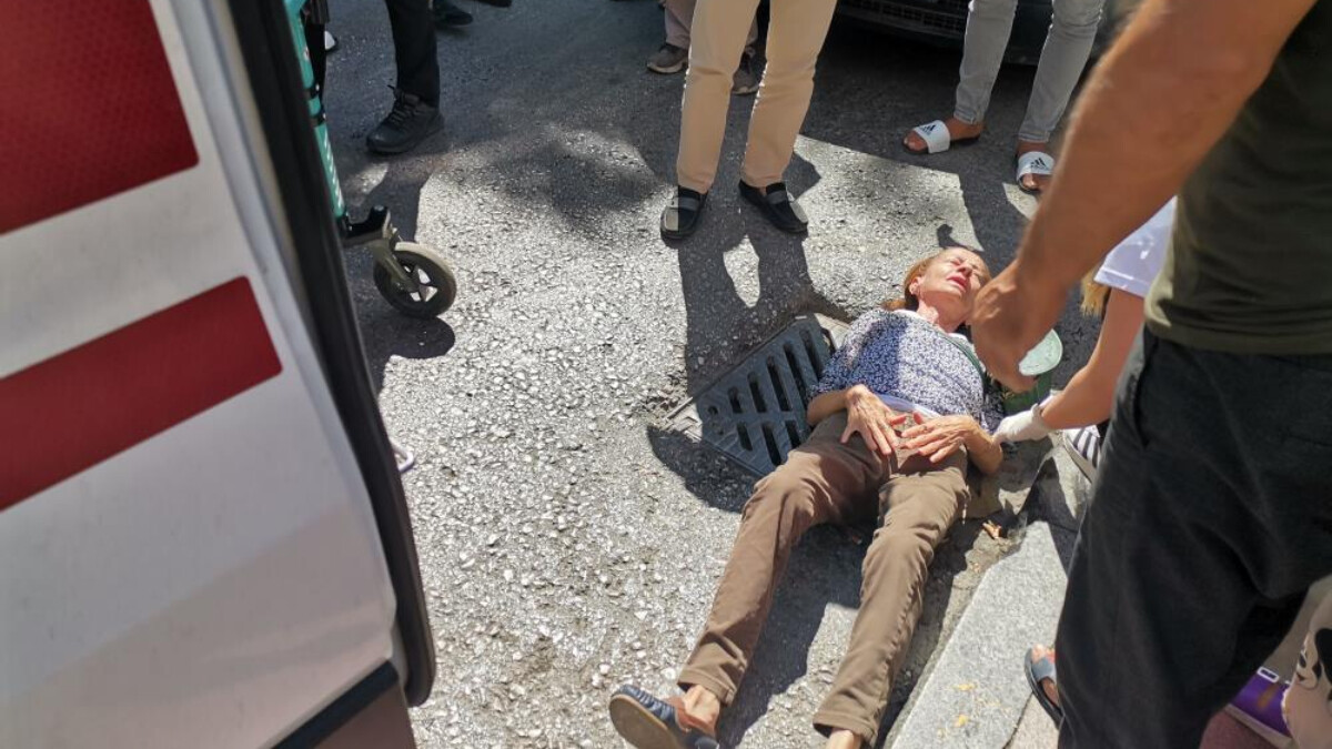 Balıkesir’de yolun karşısına geçmek isterken araba çarptı