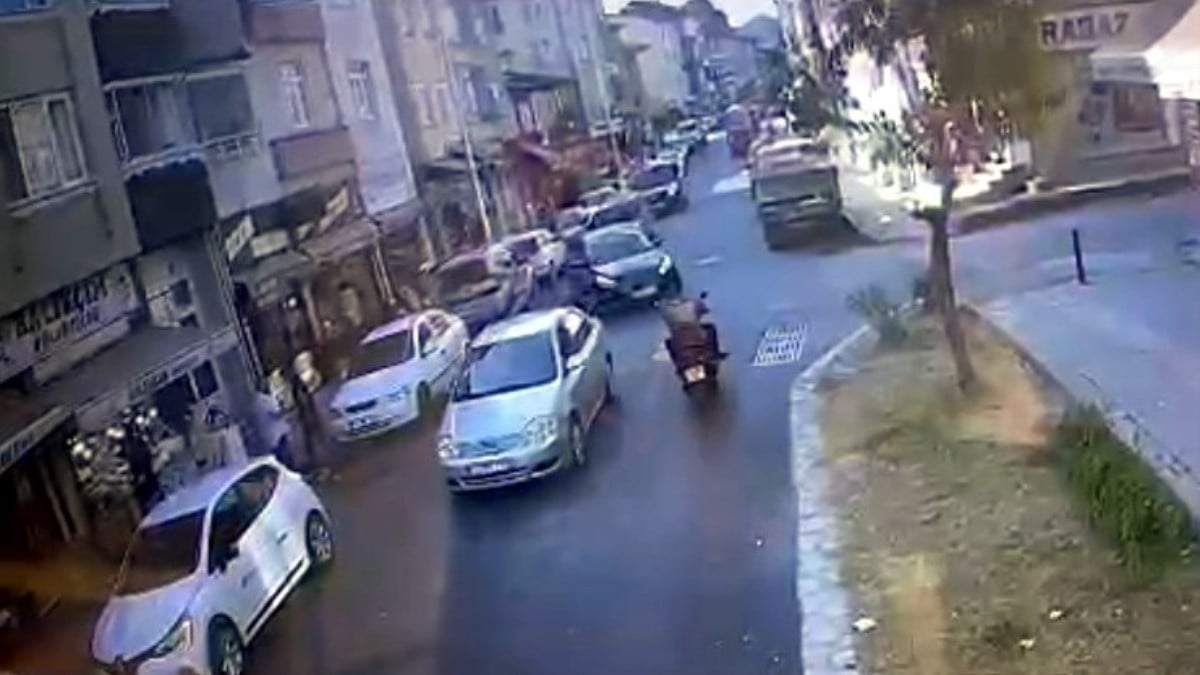 Bartın’da otomobille çarpışan motosikletlinin takla attığı an