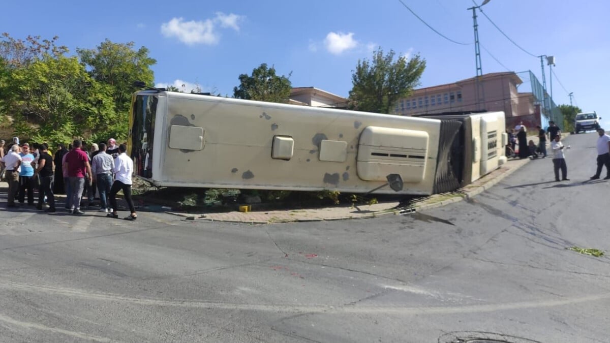 Başakşehir’de İETT otobüsü devrildi: Yaralılar var
