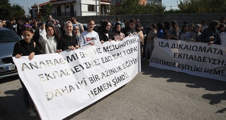 Batı Trakyalı Türkler, azınlık okulundaki dönüşümlü eğitimi protesto ediyor