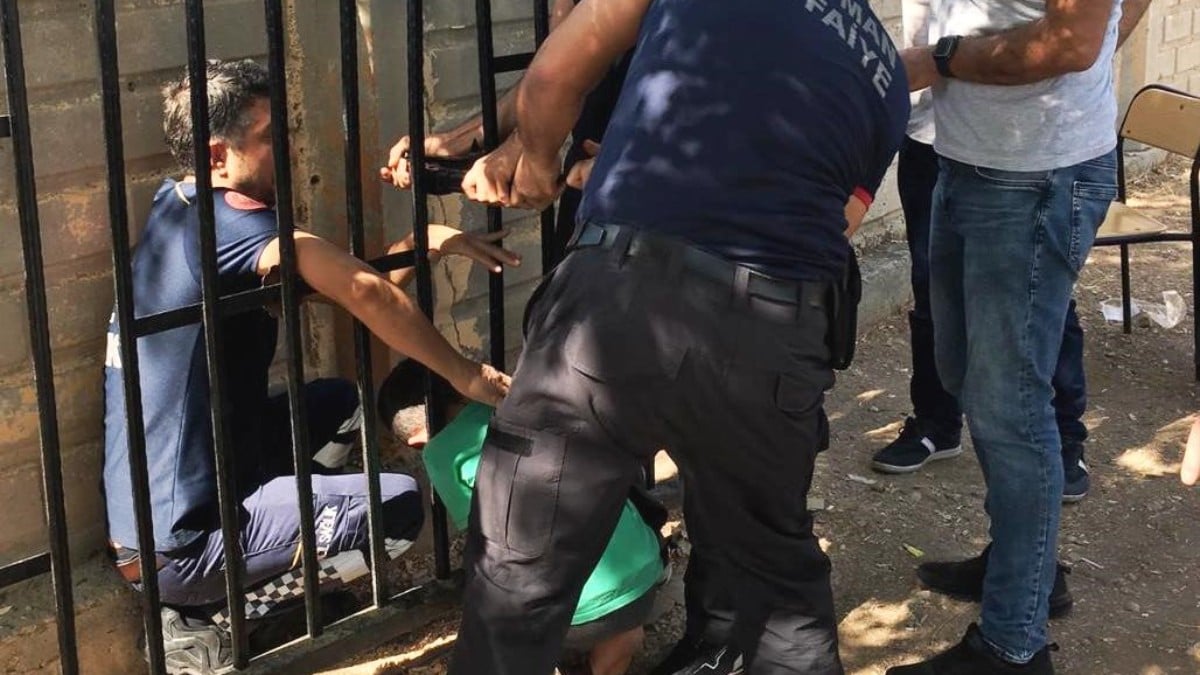 Batman’da kafası balkona sıkışan çocuk kurtarıldı