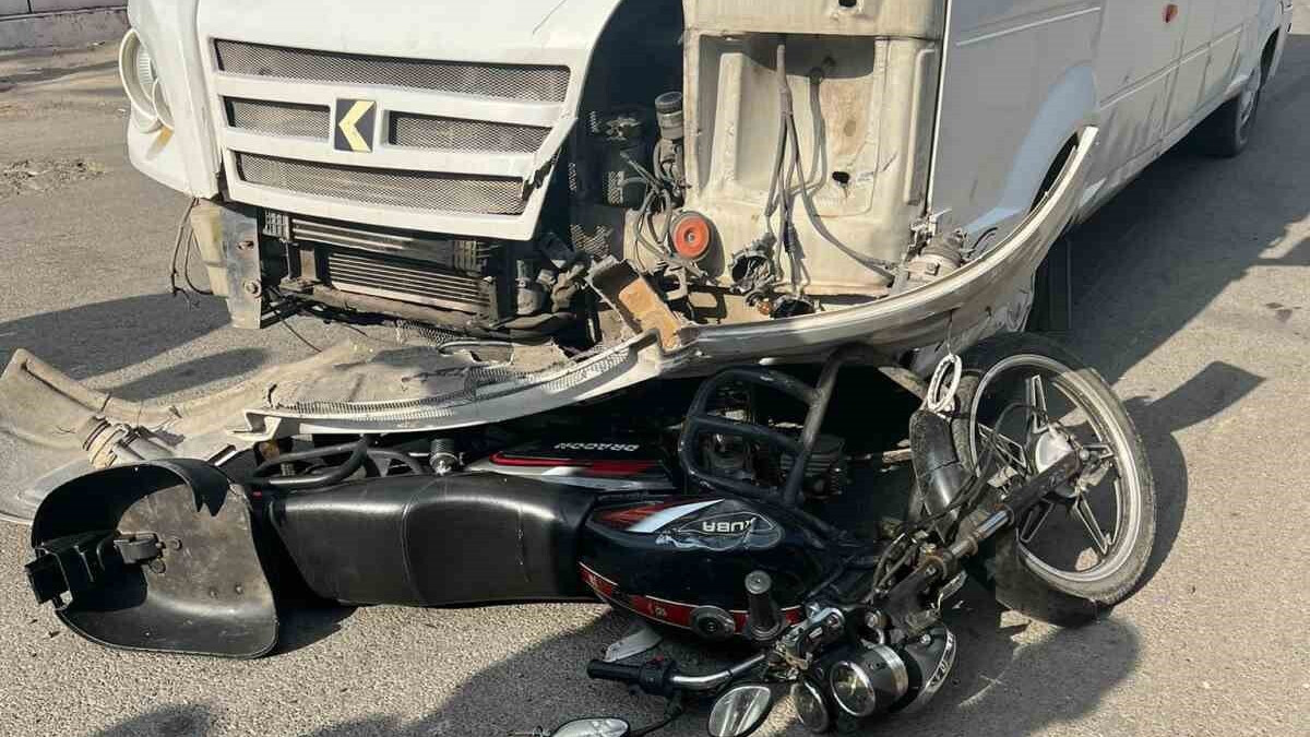 Batman’da minibüs ve motosiklet birbirine girdi