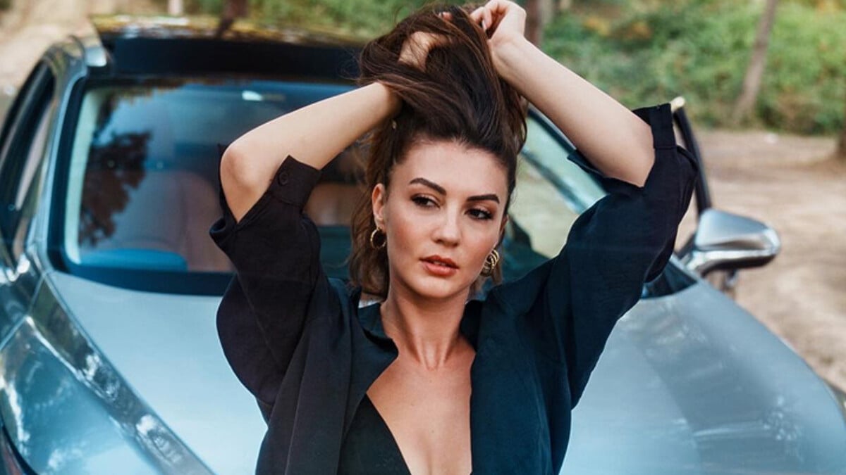 Burcu Özberk davet tarzıyla hayranlarını büyüledi! ‘Türkiye’nin en güzel kadını’