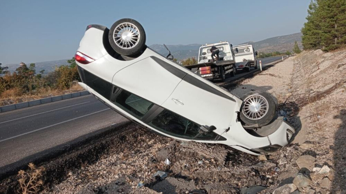 Burdur’da kontrolden çıkan otomobil takla attı