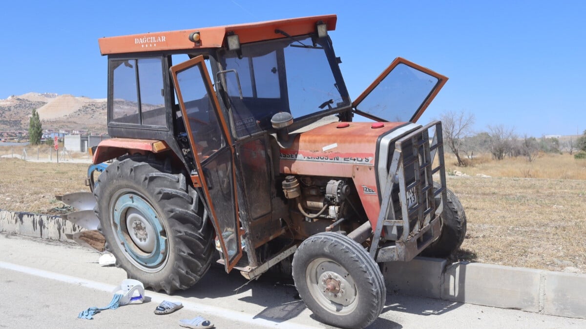 Burdur’da otomobil ve traktör çarpıştı: 4 kişi yaralandı