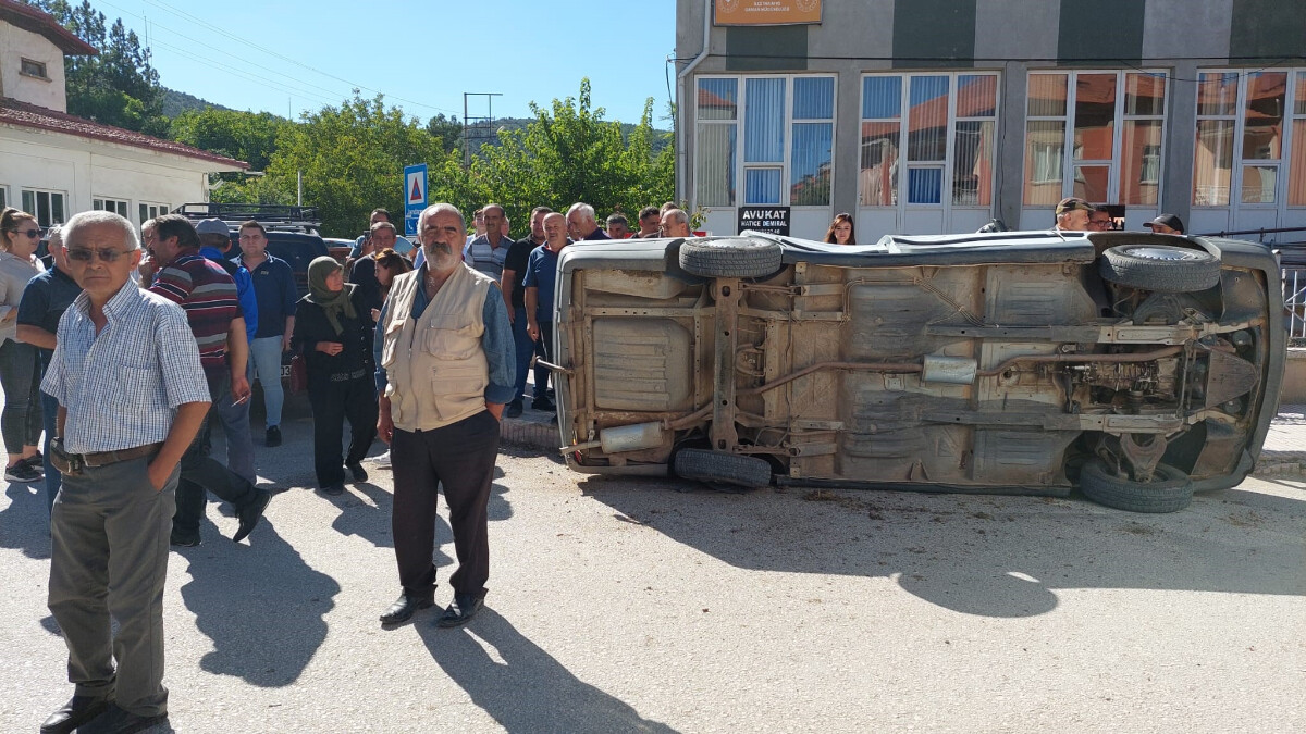 Burdur’da ters yöne giren otomobil yan yattı