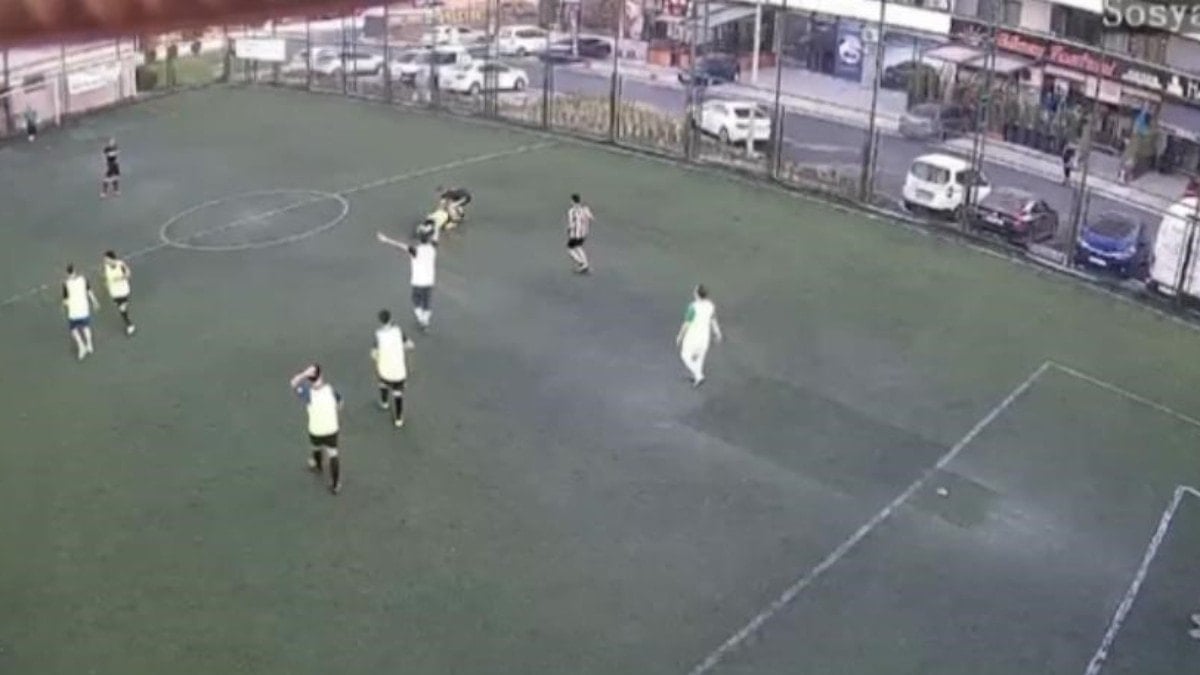 Bursa’da halı saha kalp krizi geçiren genç kamerada