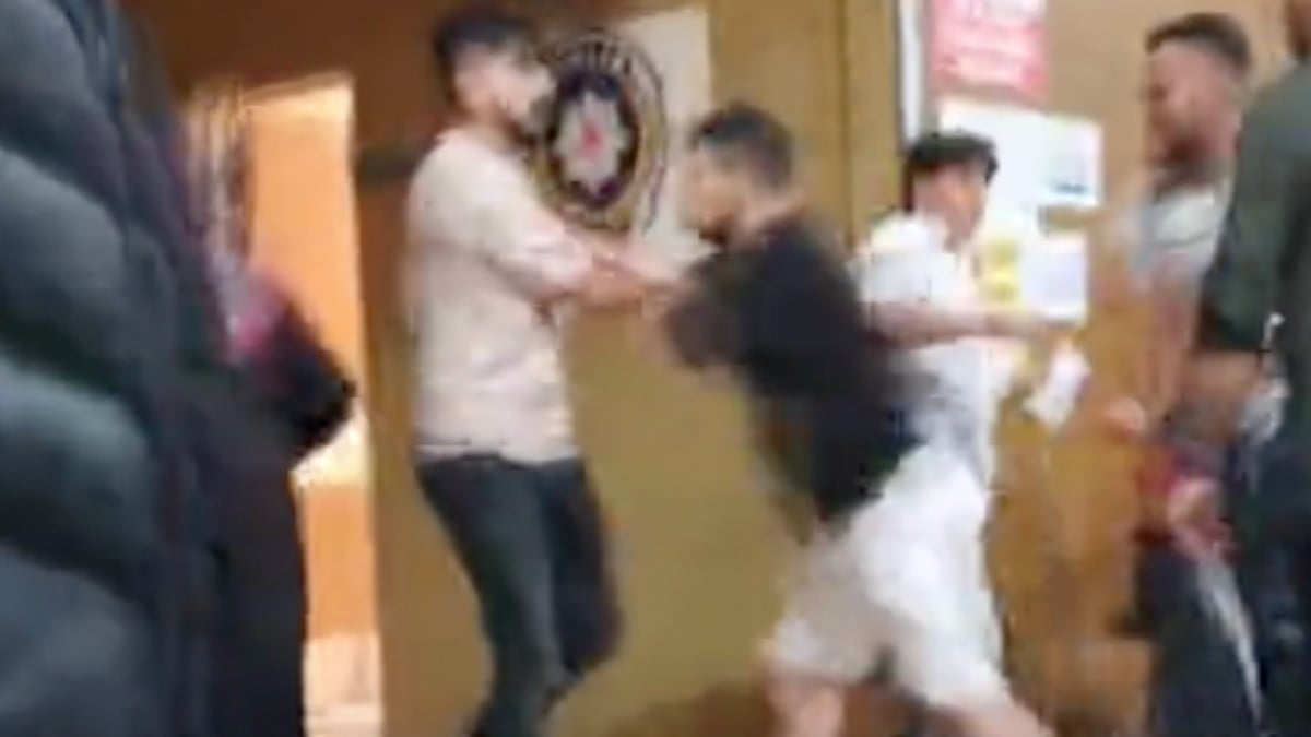 Bursa’da hastaneye birlikte giden arkadaşlar kavga etti