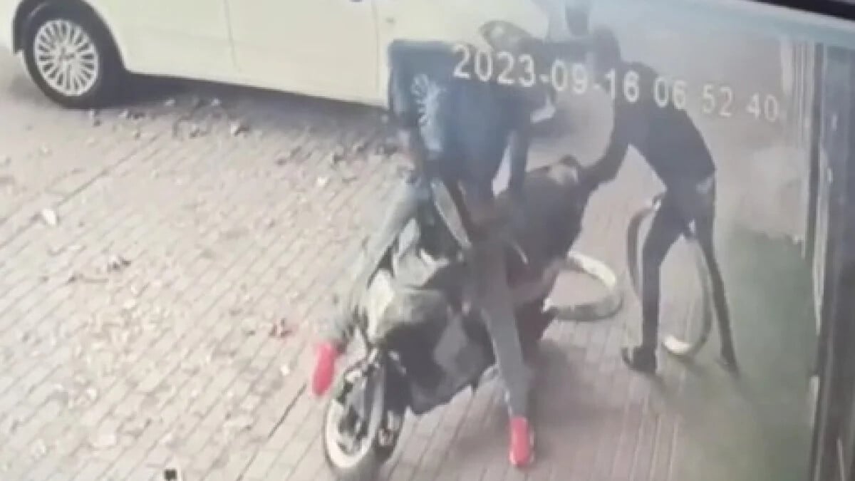 Bursa’da hırsızlık yapıp kaçmaya çalışan 2 kişi elektrikli bisikletten düştü