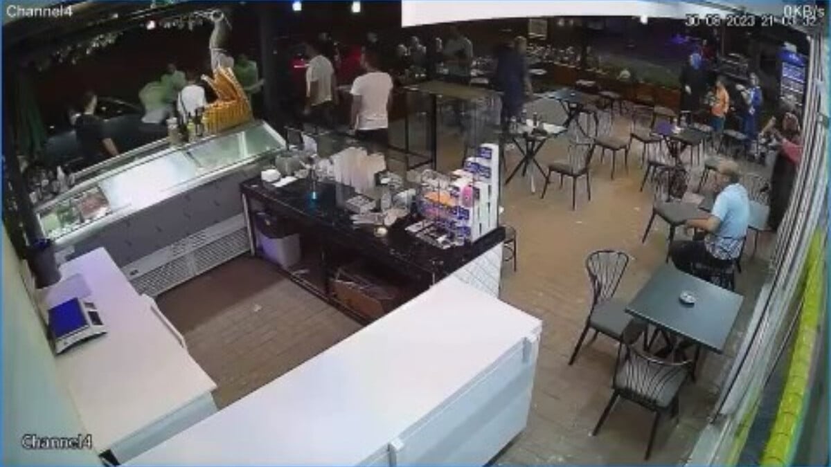 Bursa’da kadına sözlü tacize esnaftan tepki! Boks ringine döndü…