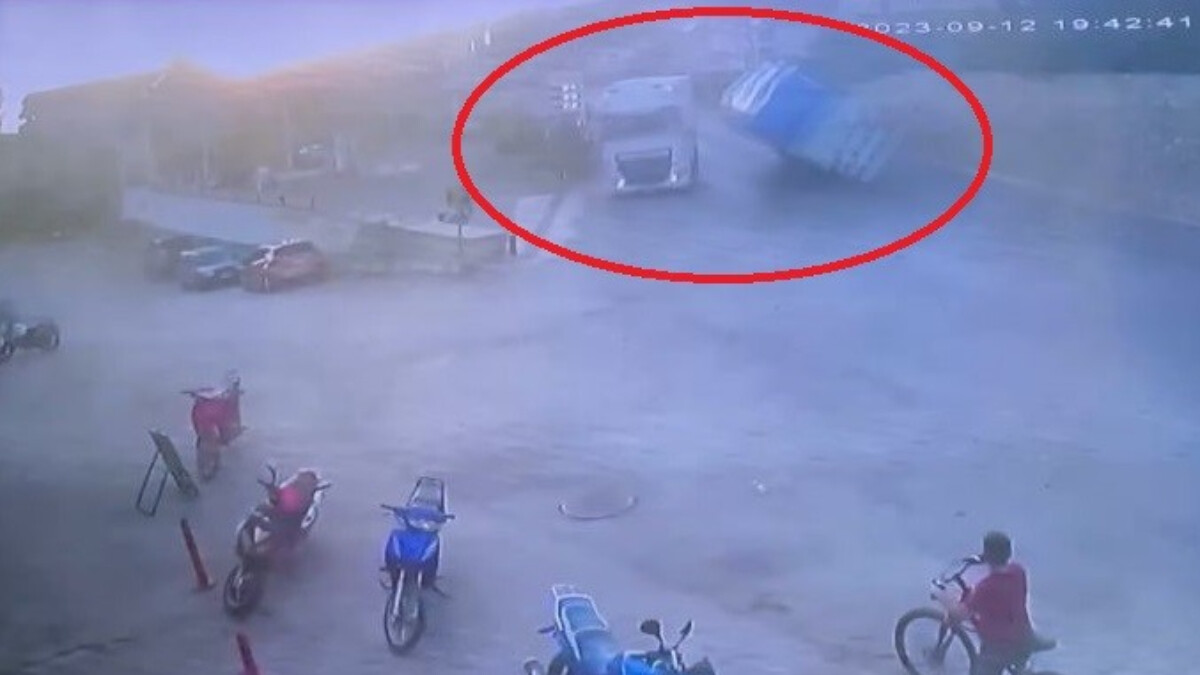 Bursa’da kontrolden çıkan tırın araçlara çarparak devrildiği anlar kaydedildi