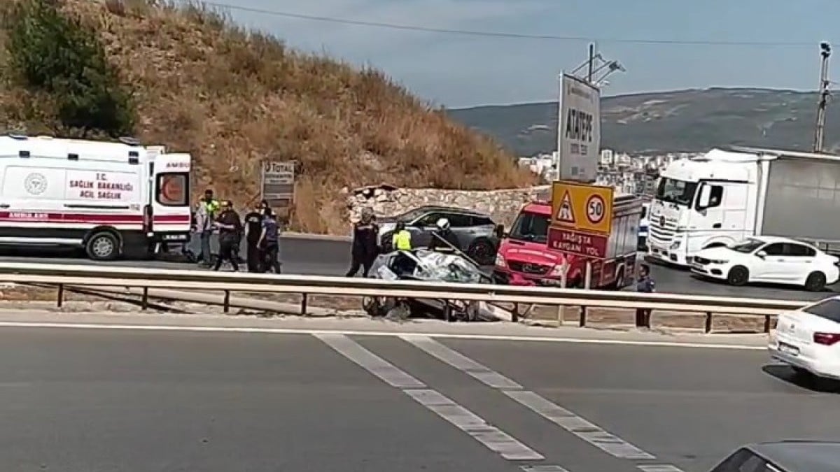 Bursa’da refüje çarpan araç hurdaya döndü: 2 yaralı